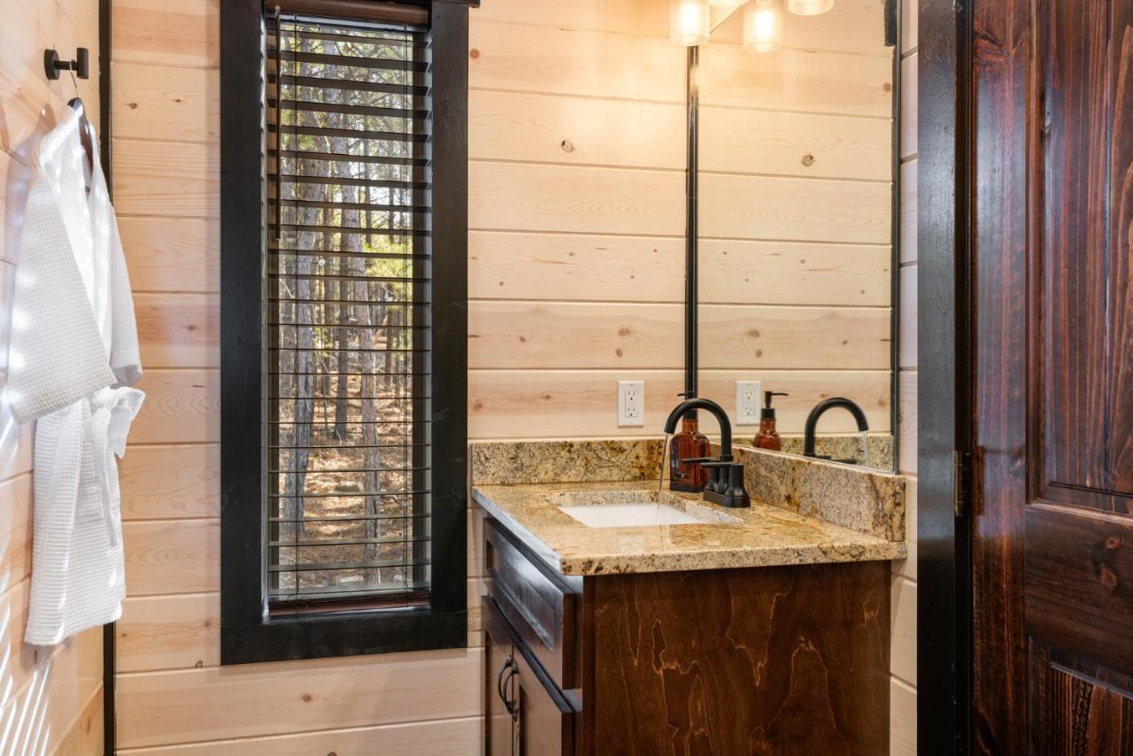 New Luxury Cabin, Hot Tub, Forest Views,Hotel Style Amenities Broken Bow Eksteriør billede